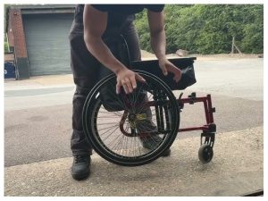 Cách gấp gọn xe lăn